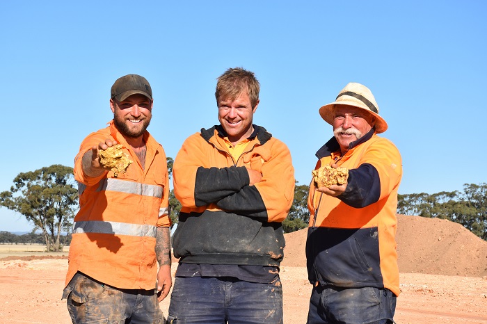 Lucky family of treasure hunters dig up a fortune after finding two giant gold nuggets worth 0,000