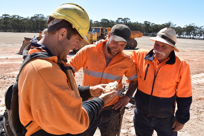 Lucky family of treasure hunters dig up a fortune after finding two giant gold nuggets worth 0,000