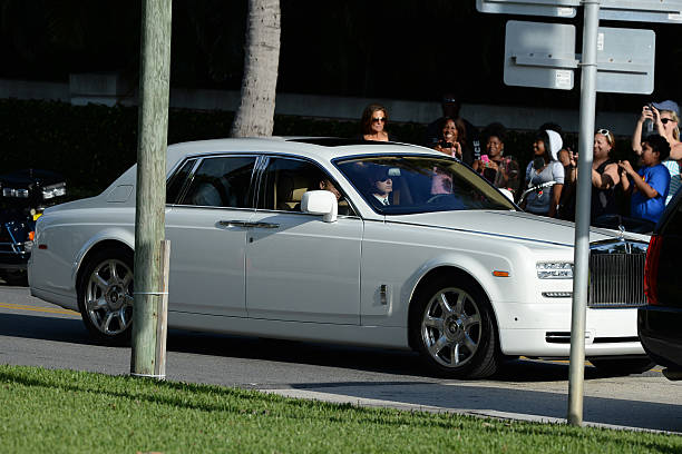 bao michael jordan surprised the world when he suddenly gave his wife a rolls royce phantom series ii on their th wedding anniversary 6526a50ee977c Michael Jordan Surprised The World When He Suddenly Gave His Wife A Rolls-royce Phantom Series Ii On Their 10th Wedding Anniversary.