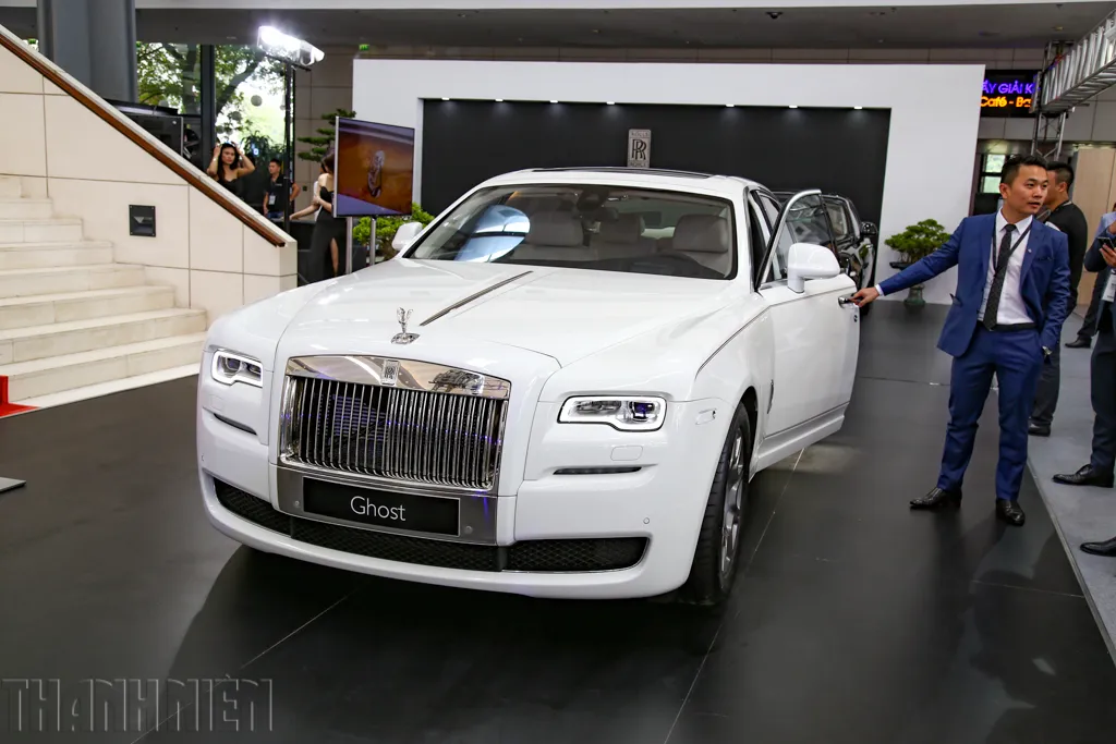 bao michael jordan surprised the world when he suddenly gave his wife a rolls royce phantom series ii on their th wedding anniversary 6526a51978e03 Michael Jordan Surprised The World When He Suddenly Gave His Wife A Rolls-royce Phantom Series Ii On Their 10th Wedding Anniversary.