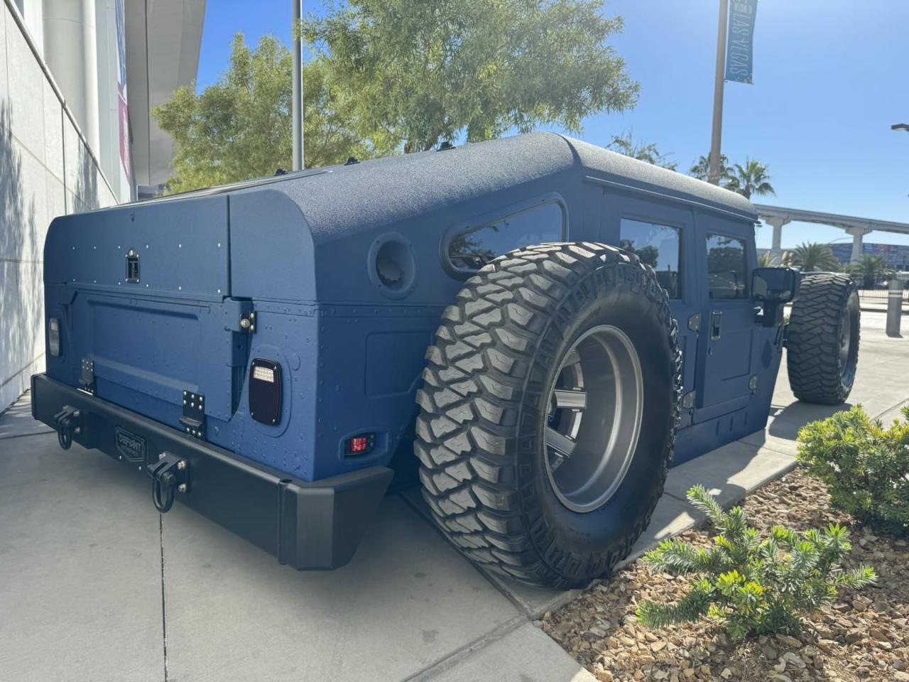 lamtac up close with the beast hummer h fitted with f engine and wide body transforming into a handsome monster at the sema show 655c8db8870dc Up Close With The Beast: Hummer H1 Fitted With F1 Engine And Wide Body, Transforming Into A Handsome Monster At The SEMA Show