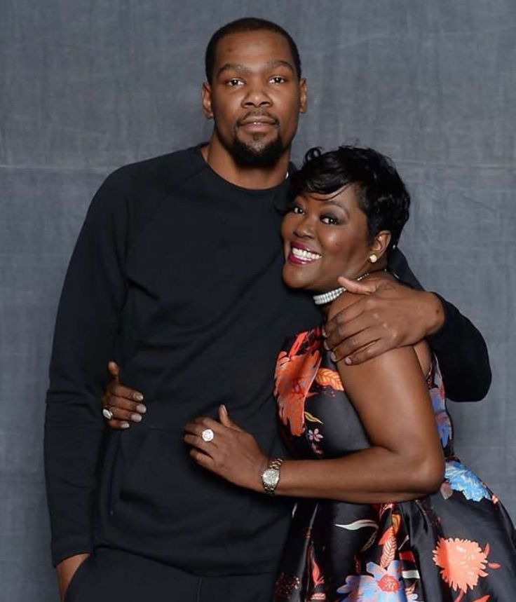 KevinDurant with his mom, Wanda Durant | Kevin durant, Kevin durant mom,  Wanda durant