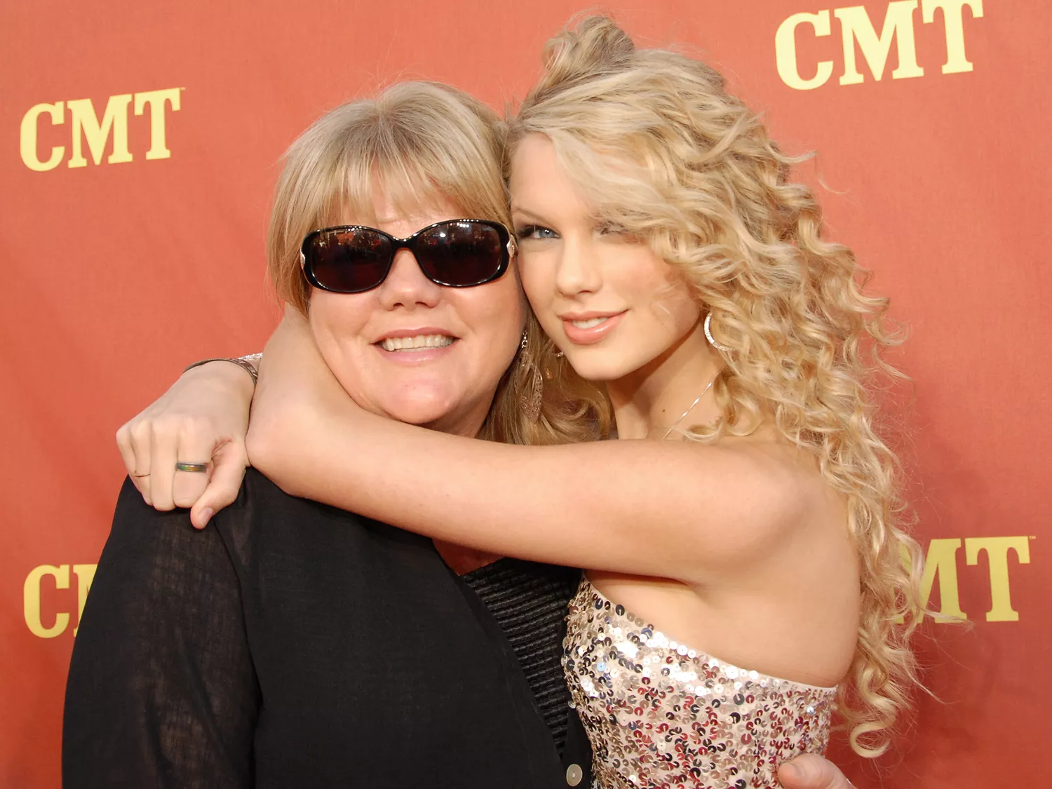 Taylor Swift (right) and mother Andrea Swift