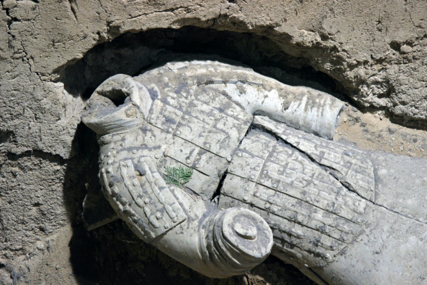 Detail view of the upper body of a warrior whose head has gotten detached, Tomb of the First Emperor