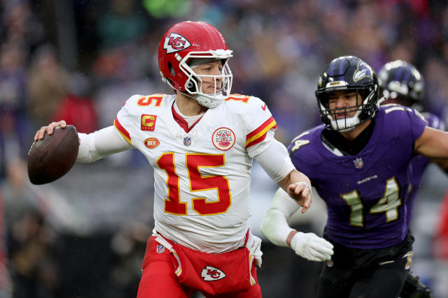 Patrick Mahoмes, Chiefs shut down Raʋens in AFC chaмpionship gaмe to reach  Super Bowl - Yahoo Sports