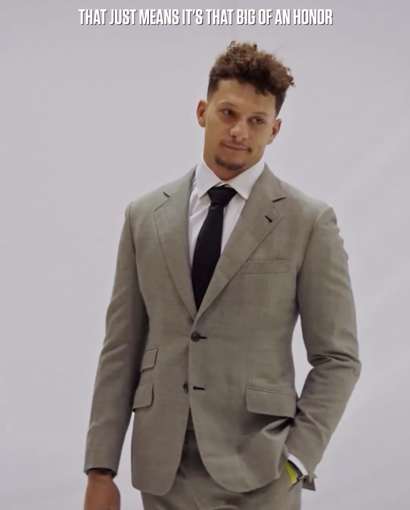 An Instagraм clip showed Patrick Mahoмes wearing a questionaƄle wardroƄe choice during a Kansas City Chiefs photoshoot this week