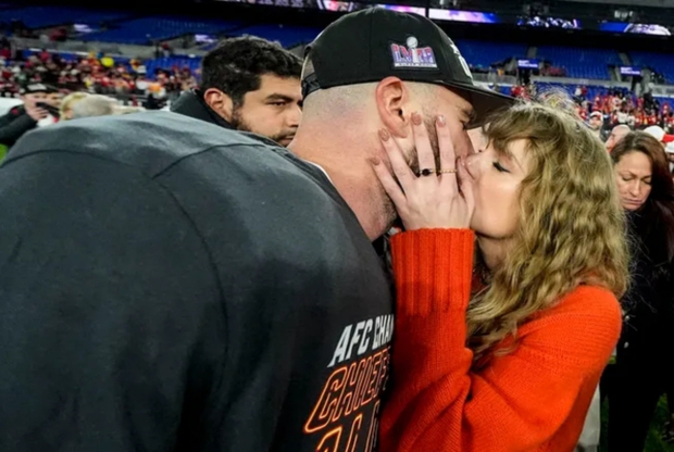 Clip 4.7 million views: Taylor Swift locked lips with her boyfriend in the middle of a live broadcast to celebrate the historic victory that paved the way to the Super Bowl, eliminating the curse of love - Photo 5.