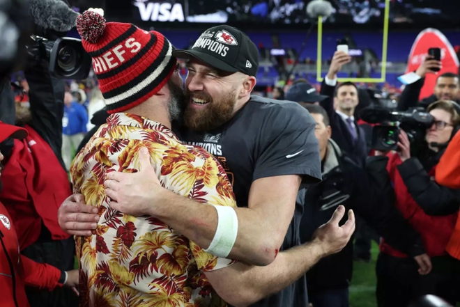 Clip 4.7 million views: Taylor Swift locked lips with her boyfriend in the middle of a live broadcast to celebrate the historic victory that paved the way to the Super Bowl, eliminating the curse of love - Photo 17.