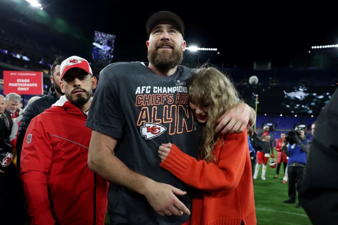 Clip 4.7 million views: Taylor Swift locked lips with her boyfriend in the middle of a live broadcast to celebrate the historic victory that paved the way to the Super Bowl, eliminating the curse of love - Photo 16.