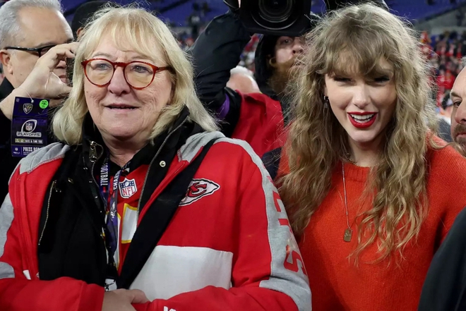 Clip 4.7 million views: Taylor Swift locked lips with her boyfriend in the middle of a live broadcast to celebrate the historic victory that paved the way to the Super Bowl, eliminating the curse of love - Photo 12.