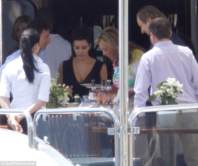 Romantic moment of Kanye West and his wife Kim Kardashian on a super yacht worth over 2.3 billion USD-HoangGA